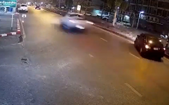 Lao như tin bắn, bán tải sượt qua sedan cắm đầu vào cột điện