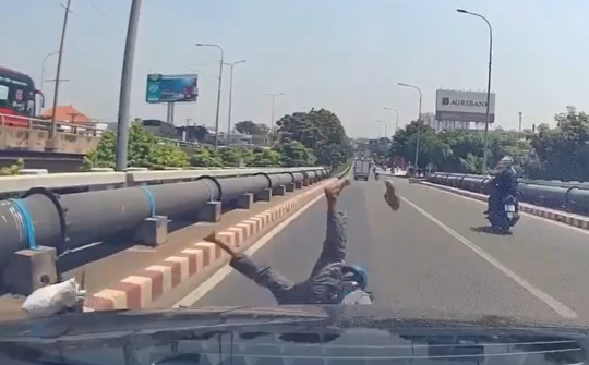 Dừng xe nhặt tiền rơi, người đàn ông bị Mercedes tông ngã