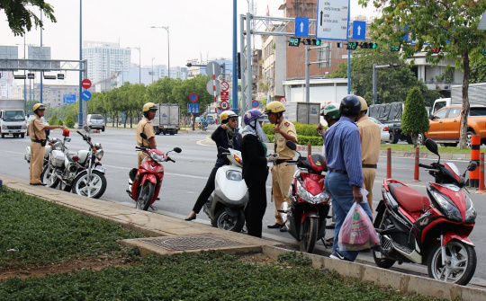 Mức phạt dừng, đỗ xe sai quy định đối với xe máy năm 2021 là bao nhiêu?