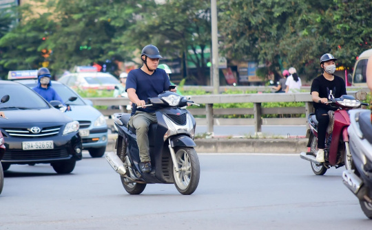 Sử dụng điện thoại khi lái xe bị phạt như thế nào năm 2021?