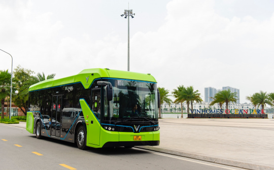 Tận mắt xem xe buýt điện VinBus chính thức vận hành tại Việt Nam