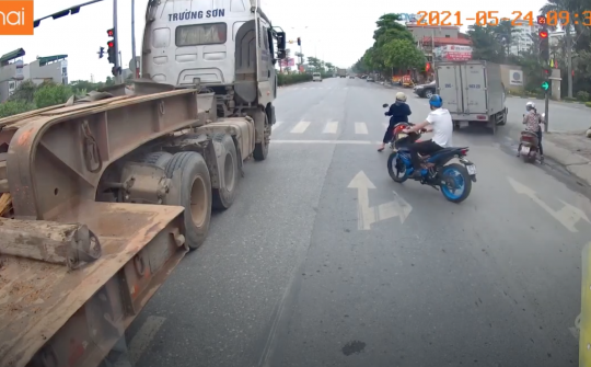 Góc ý thức: Taxi vô tư vượt đèn đỏ nhưng gây khó chịu hơn là còi