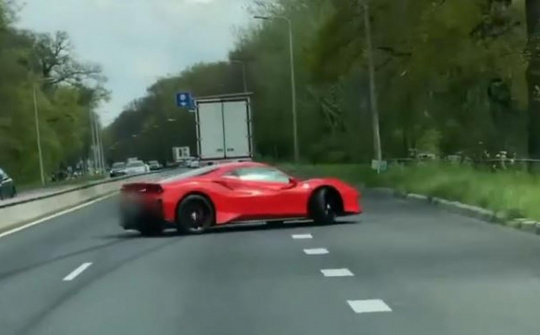 Siêu xe Ferrari 488 Pista vừa trao tay gặp ngay tai nạn đáng tiếc
