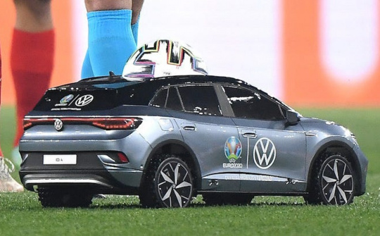 Trái bóng khởi động Euro 2020 được mang tới trên một chiếc xe đặc biệt gây tò mò