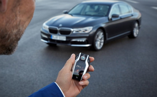 Cách mở cửa và khởi động xe khi chìa khóa thông minh ô tô hết pin