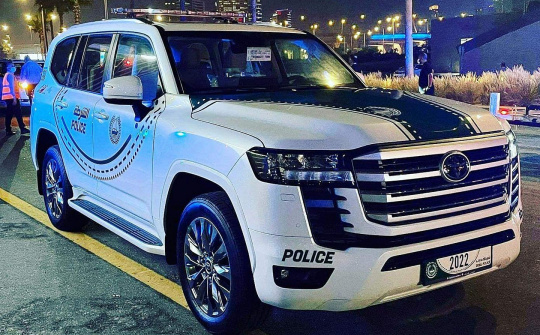 Cận cảnh dàn xe Toyota Land Cruiser 2022 "tuần tra" trên đường phố Dubai