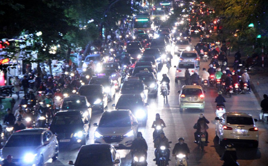 Bật đèn pha trong những trường hợp nào sẽ bị xử phạt?