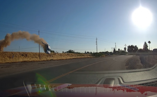Khoảnh khắc kinh hoàng nữ tài xế lái sedan vọt lên không trung 24m