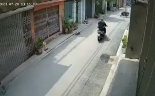 Xe máy chạy "bạt mạng" trong ngõ và cái kết