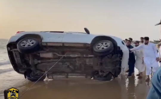 Tài xế Toyota Fortuner thể hiện kĩ năng lái xe trên cát và cái kết "nhớ đời"