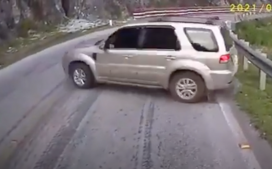 Tài xế SUV mất lái đường đèo và cái kết "hú hồn"