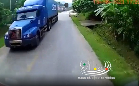 Tài xế kêu thất thanh, hồn xiêu phách lạc sau tình huống em bé chạy sang đường