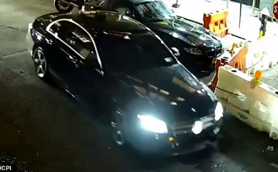Cảnh sát Mỹ truy lùng băng cướp chuyên dùng xe Mercedes-Benz màu đen