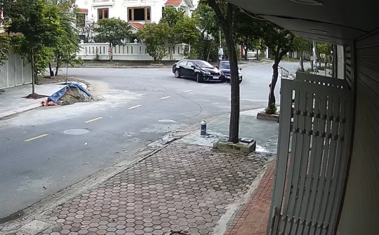 Nữ tài xế phóng xe như điên qua ngã tư và cái kết