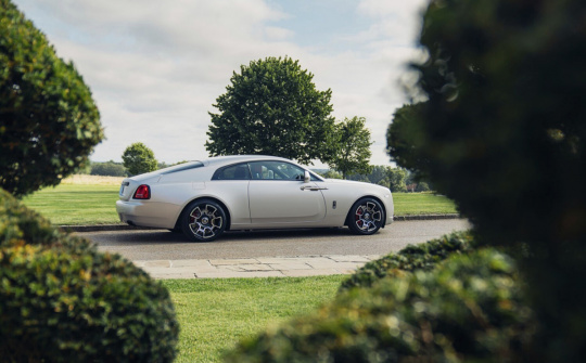 Rolls-Royce giới thiệu hai tác phẩm Bespoke cao cấp cho Black Badge Wraith và Black Badge Cullinan