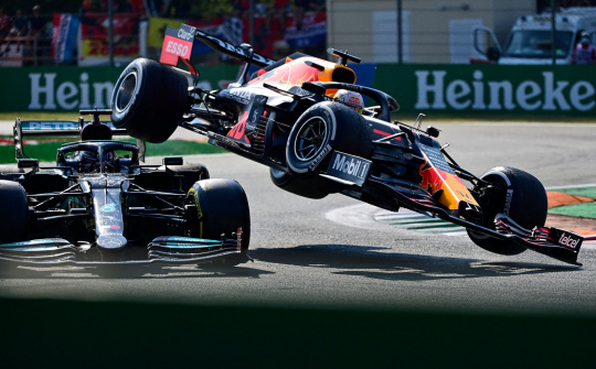 Hệ thống Halo đã cứu mạng Lewis Hamilton như thế nào?