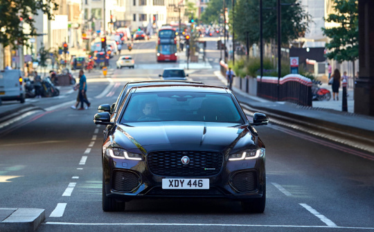Cuộc rượt đuổi Jaguar XF đầy gay cấn vì cặp vé xem ‘No Time To Die'