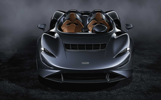 McLaren Elva - Siêu xe trăm tỷ vừa về Việt Nam, ngồi trên phải đội mũ bảo hiểm, mưa ướt đầu