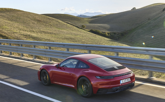 Porsche 911 GTS mới: Ấn tượng và mạnh mẽ