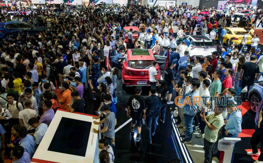 Khách “chen chân” đi xem Vietnam Motor Show 2022