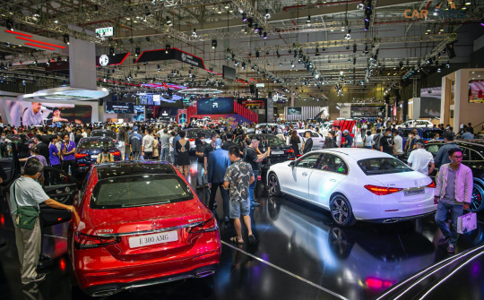 Đầu năm mới, Mercedes-Benz Việt Nam tăng giá một loạt các mẫu xe
