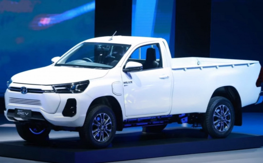 Toyota hé lộ Hilux chạy điện, chờ ngày ra mắt tại thị trường Đông Nam Á