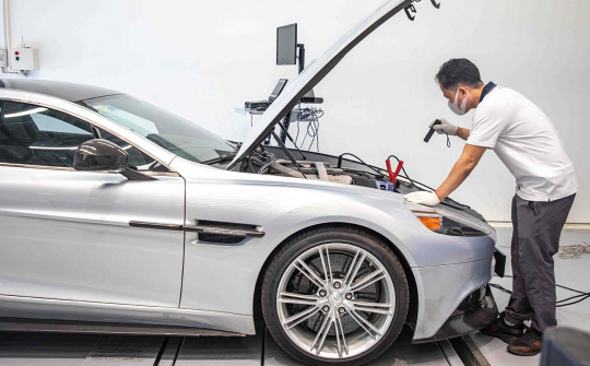 Người đi Aston Martin tại Việt Nam được hỗ trợ khẩn cấp trên đường