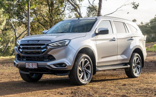 Đánh giá chi tiết mẫu SUV Isuzu MU-X 2022 vừa xuất hiện tại Việt Nam