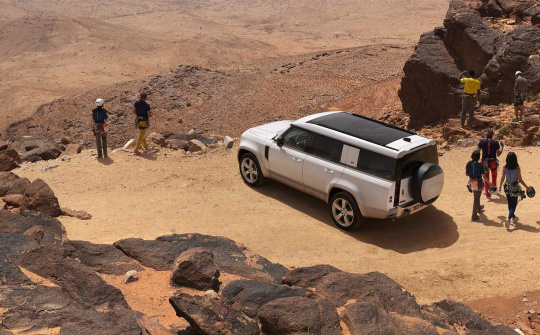 Land Rover giới thiệu Defender 130 mới