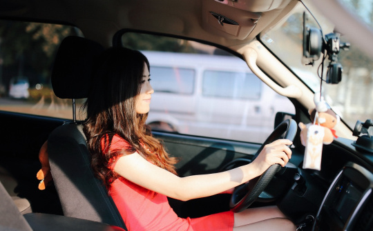 Ngồi trong xe ô tô dưới trời nắng thời gian dài tiềm ẩn nhiều nguy cơ
