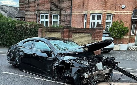 Mercedes vọt lên không trung lao xuống đâm nát xe Volvo