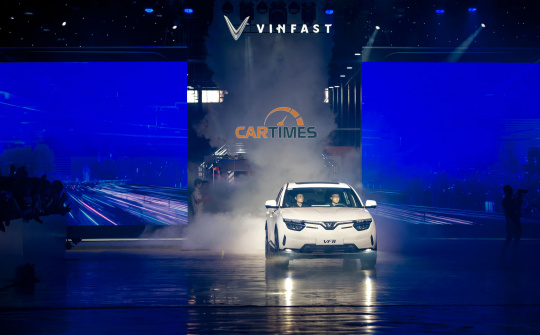 100 xe VinFast VF8 đầu tiên được bàn giao tới tay khách hàng Việt