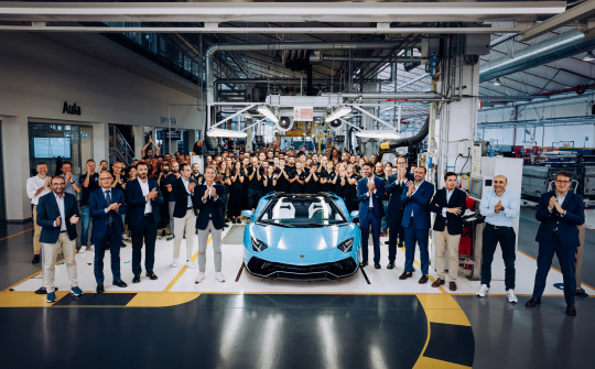 Lamborghini Aventador cuối cùng xuất xưởng, kết thúc kỷ nguyên chạy xăng của hãng siêu xe Ý