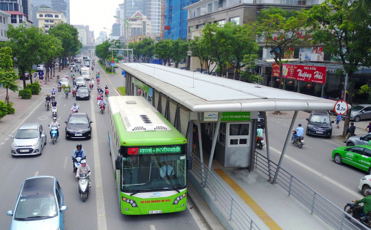 Phạt bao nhiêu tiền nếu đi 'nhầm' làn đường cho xe buýt nhanh?