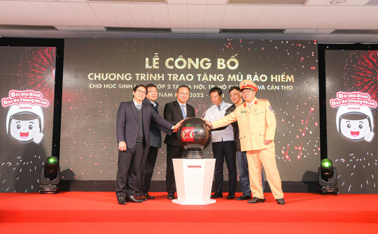 Honda Việt Nam trao tặng hơn 600.000 mũ bảo hiểm cho học sinh lớp 1 và lớp 2
