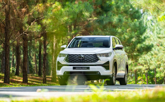 Giá lăn bánh Toyota Innova Cross 2024 vừa ra mắt