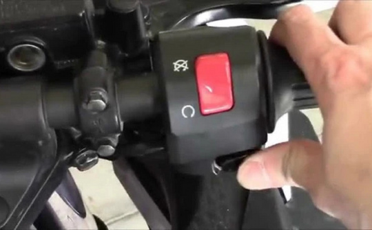 Vì sao bấm nút đề nhưng không khởi động được xe máy?