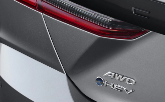 Toyota Camry hoàn toàn mới nhá hàng trước giờ G
