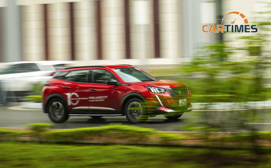 Khách hàng trực tiếp cầm lái xe Peugeot tại Hà Nội