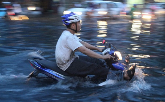 Làm gì để đi xe máy thoát khỏi vùng ngập an toàn?
