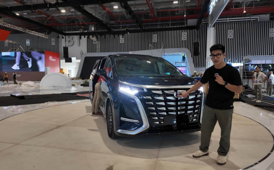 "Bắt gặp" và hỏi giá BYD Denza D9 tại VMS 2024