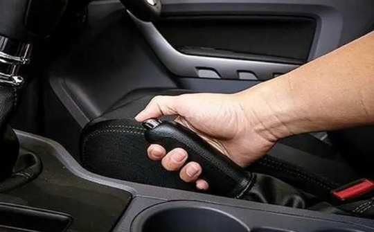 Xe ô tô bị kẹt chân ga phải xử lý như thế nào?