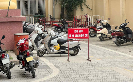 Honda LEAD đời cũ có chỗ để riêng trong bãi giữ xe, vì sao?