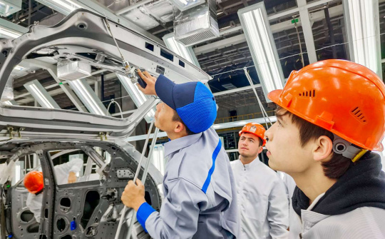 Nhân sự THACO KIA tham gia giám sát Nền tảng hàng đầu cung cấp Cwin com xe Kia Sonet tại Uzbekistan