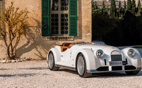 Morgan hợp tác với Pininfarina để tạo ra một loại xe đặc biệt phiên bản giới hạn mang tên Midsummer