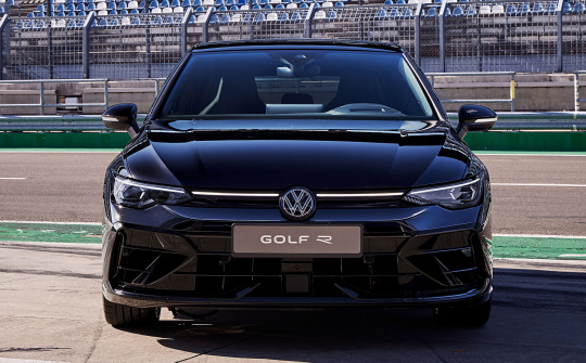 Volkswagen Golf R Black Edition mới đã mạnh mẽ hơn trước