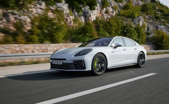 Porsche Panamera Turbo S E-Hybrid 2025: Hiệu năng ngang ngửa xe thể thao