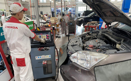 Honda Việt Nam hỗ trợ người dân các tỉnh vùng lũ: Kiểm tra và thay dầu xe miễn phí
