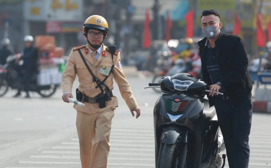 Mức phạt mới nhất với xe máy không gương ra đường từ 1/1/2025