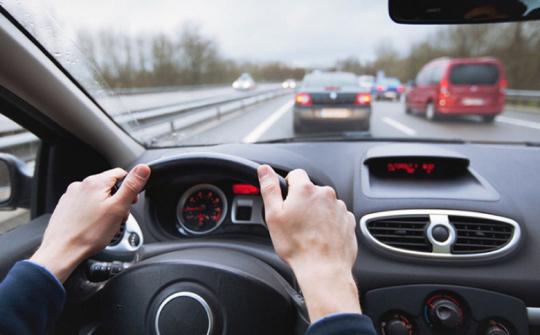 9 thói quen lái xe “già trước tuổi” khiến bạn mất điểm trên đường